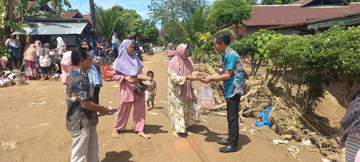 Biro Hukum Setda Provinsi Sumatera Barat Salurkan Bantuan Makanan dan Pakaian untuk Warga Terdampak Bencana di Gurun Laweh, Nanggalo